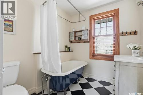 208 Saskatchewan Crescent W, Saskatoon, SK - Indoor Photo Showing Bathroom