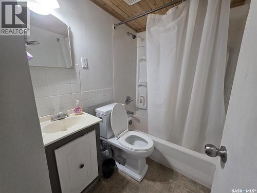 1116 Cumberland Avenue S, Saskatoon, SK - Indoor Photo Showing Bathroom