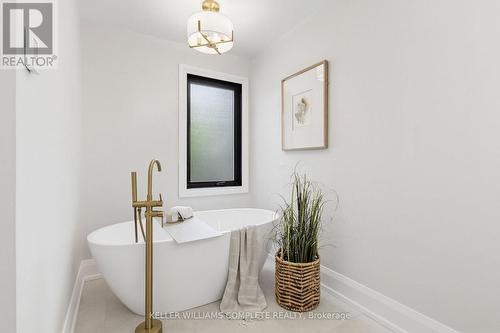 28 Undercliffe Avenue, Hamilton, ON - Indoor Photo Showing Bathroom