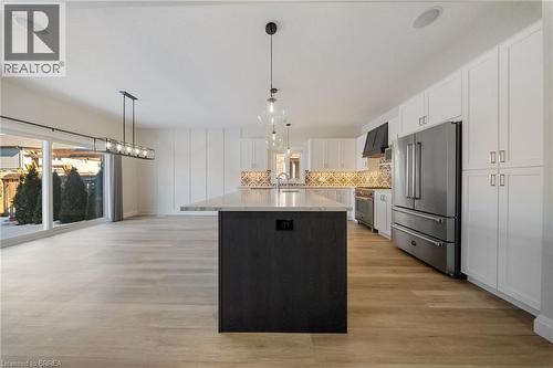 32 Arlington Parkway, Paris, ON - Indoor Photo Showing Kitchen With Upgraded Kitchen