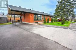 924 BERMUDA AVENUE  Ottawa, ON K1K 0V6