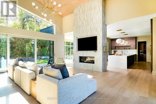 109 Pheasant Run, Blue Mountains, ON - Indoor Photo Showing Living Room With Fireplace