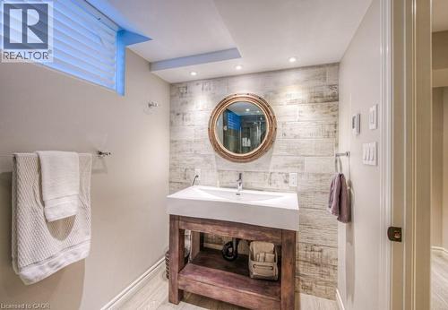 8466 Sideroad 30, Rockwood, ON - Indoor Photo Showing Bathroom