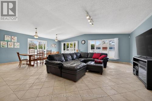 1182 Greyrock Crescent, Ottawa, ON - Indoor Photo Showing Living Room