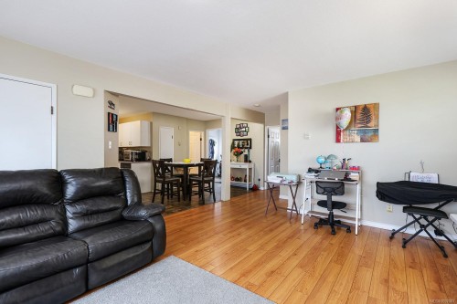 501 7Th Ave, Campbell River, BC - Indoor Photo Showing Living Room