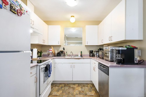 501 7Th Ave, Campbell River, BC - Indoor Photo Showing Kitchen With Double Sink