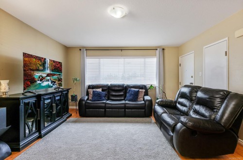 501 7Th Ave, Campbell River, BC - Indoor Photo Showing Living Room