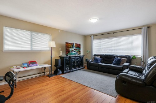 501 7Th Ave, Campbell River, BC - Indoor Photo Showing Living Room