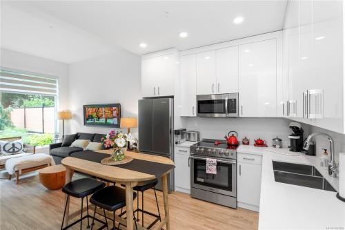 #112-6320 Sentinal Dr, Nanaimo, BC - Indoor Photo Showing Kitchen With Double Sink