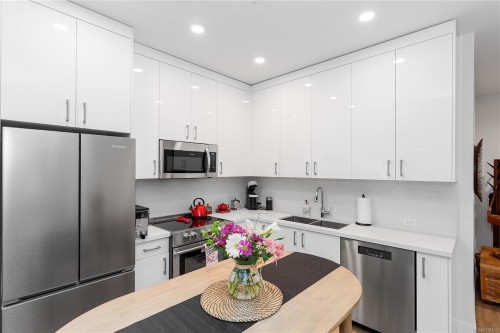 #112-6320 Sentinal Dr, Nanaimo, BC - Indoor Photo Showing Kitchen With Double Sink With Upgraded Kitchen