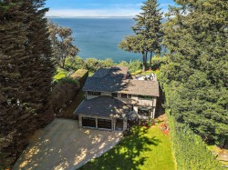 4561 Bissenden Pl Saanich, BC V8N 3K5