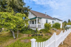 654 Farquhar St Nanaimo, BC V9R 2E5
