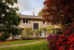 3215 Norfolk Rd Oak Bay, BC V8R 6H5
