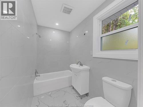 406 Partington, Windsor, ON - Indoor Photo Showing Bathroom