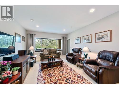 4520 Gallaghers Lookout Unit# 4, Kelowna, BC - Indoor Photo Showing Living Room