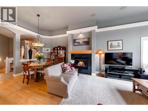 4520 Gallaghers Lookout Unit# 4, Kelowna, BC - Indoor Photo Showing Living Room With Fireplace