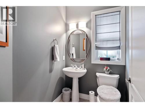 4520 Gallaghers Lookout Unit# 4, Kelowna, BC - Indoor Photo Showing Bathroom
