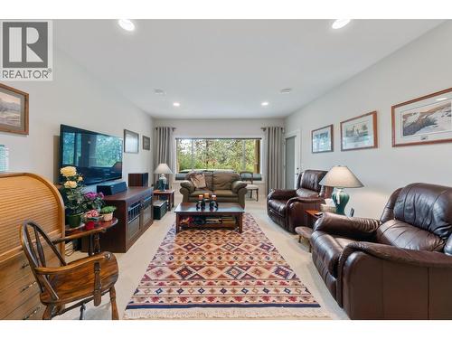 4520 Gallaghers Lookout Unit# 4, Kelowna, BC - Indoor Photo Showing Living Room