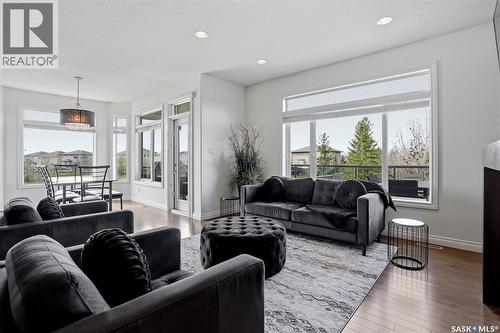 2431 Linner Bay, Regina, SK - Indoor Photo Showing Living Room