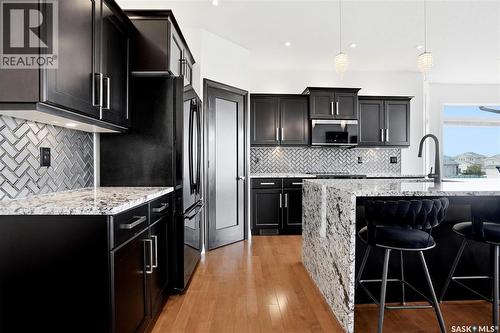 2431 Linner Bay, Regina, SK - Indoor Photo Showing Kitchen With Upgraded Kitchen