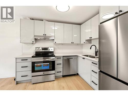 1946 Tranquille Road Unit# 9, Kamloops, BC - Indoor Photo Showing Kitchen With Double Sink With Upgraded Kitchen