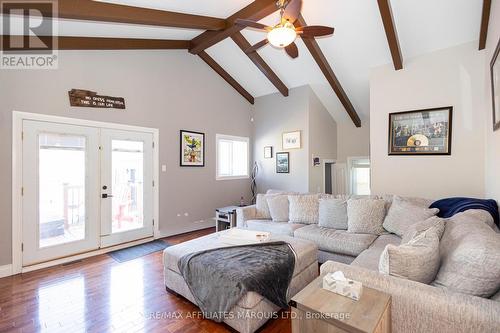 420 Beach Avenue, Cornwall, ON - Indoor Photo Showing Living Room