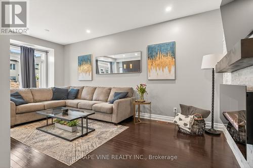 112 Hawkshaw Crescent, Ottawa, ON - Indoor Photo Showing Living Room