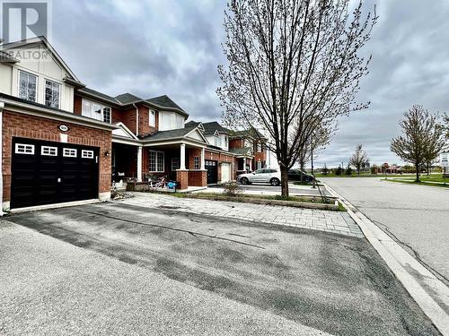 Steps to the park/sports facilities - 906 Burrows Gate, Milton, ON - Outdoor