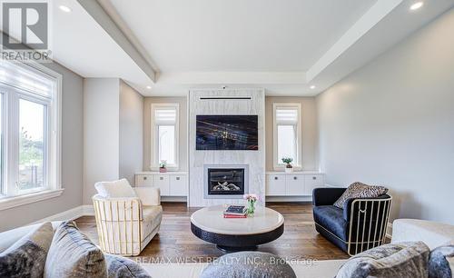 2194 Haygate Crescent, Mississauga, ON - Indoor Photo Showing Living Room With Fireplace