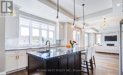 2194 Haygate Crescent, Mississauga, ON - Indoor Photo Showing Kitchen With Upgraded Kitchen