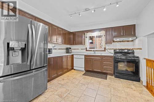 140 Solomon Crescent, Hamilton, ON - Indoor Photo Showing Kitchen