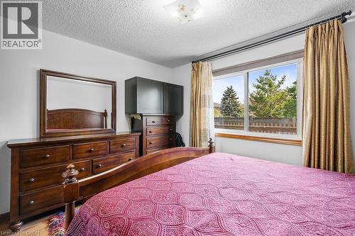 140 Solomon Crescent, Hamilton, ON - Indoor Photo Showing Bedroom