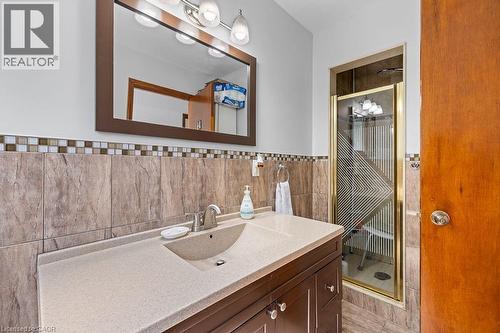 140 Solomon Crescent, Hamilton, ON - Indoor Photo Showing Bathroom