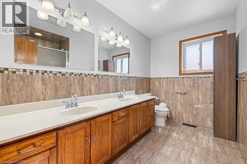 140 Solomon Crescent, Hamilton, ON - Indoor Photo Showing Bathroom