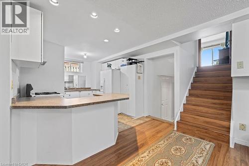 140 Solomon Crescent, Hamilton, ON - Indoor Photo Showing Kitchen