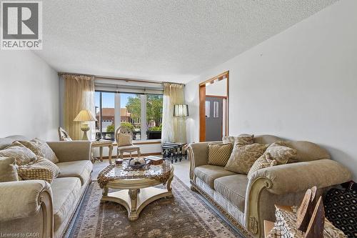140 Solomon Crescent, Hamilton, ON - Indoor Photo Showing Living Room