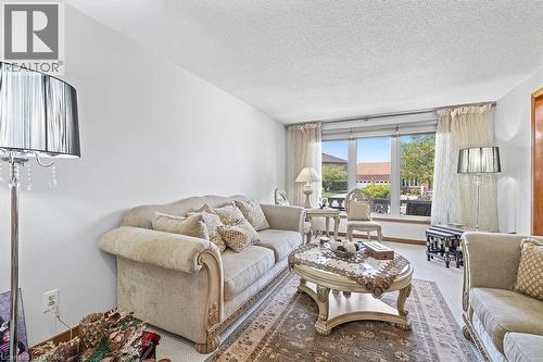 140 Solomon Crescent, Hamilton, ON - Indoor Photo Showing Living Room