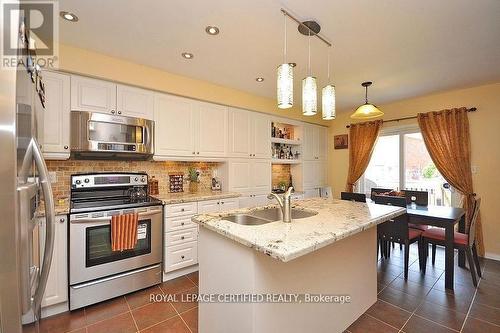 426 Orange Walk Crescent, Mississauga, ON - Indoor Photo Showing Kitchen With Stainless Steel Kitchen With Double Sink With Upgraded Kitchen