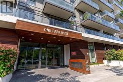813 - 260 SACKVILLE STREET Toronto, ON M5A 0B3