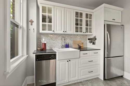 116 Homewood Avenue, Hamilton, ON - Indoor Photo Showing Kitchen
