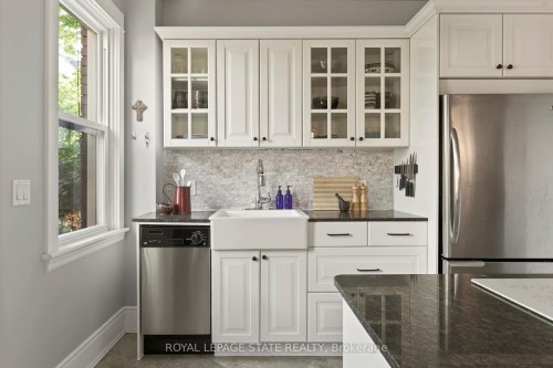 116 Homewood Avenue, Hamilton, ON - Indoor Photo Showing Kitchen