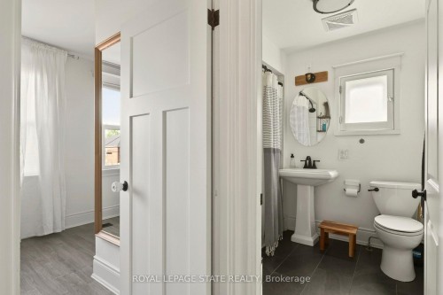 116 Homewood Avenue, Hamilton, ON - Indoor Photo Showing Bathroom