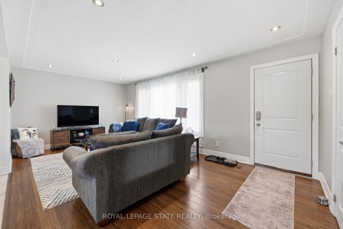 168 Nugent Drive, Hamilton, ON - Indoor Photo Showing Living Room