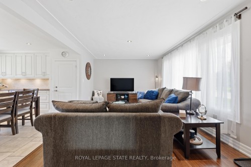 168 Nugent Drive, Hamilton, ON - Indoor Photo Showing Living Room