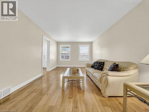 16 Glennie Court, Cambridge, ON - Indoor Photo Showing Living Room