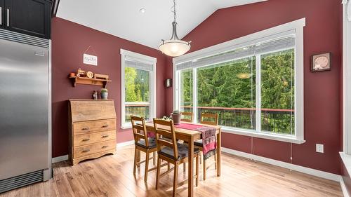 787 Crescent Bay Road, Nakusp, BC - Indoor Photo Showing Dining Room