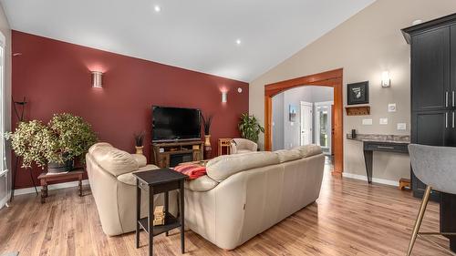 787 Crescent Bay Road, Nakusp, BC - Indoor Photo Showing Living Room