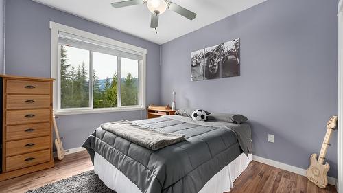 787 Crescent Bay Road, Nakusp, BC - Indoor Photo Showing Bedroom
