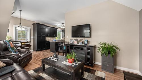787 Crescent Bay Road, Nakusp, BC - Indoor Photo Showing Living Room