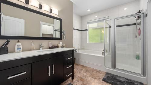 787 Crescent Bay Road, Nakusp, BC - Indoor Photo Showing Bathroom
